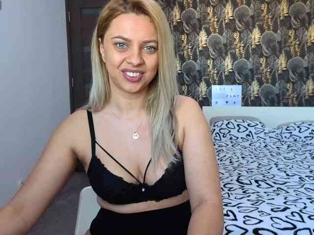 CarlaStaceeFun webcam