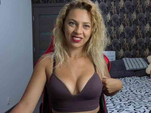 CarlaStaceeFun webcam