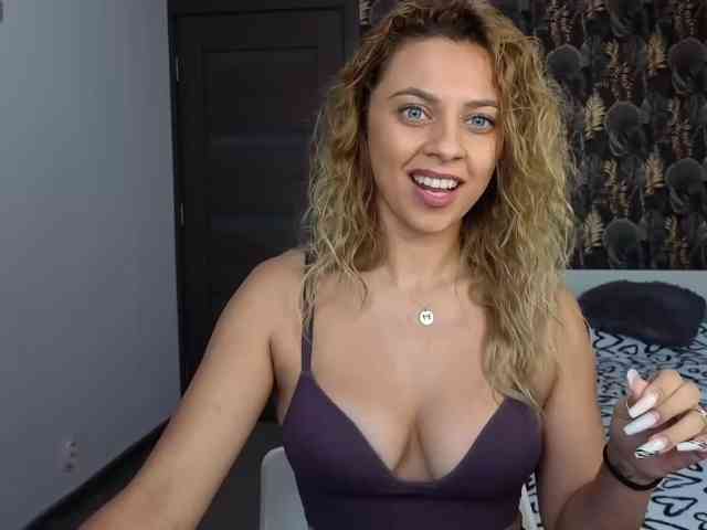 CarlaStaceeFun webcam