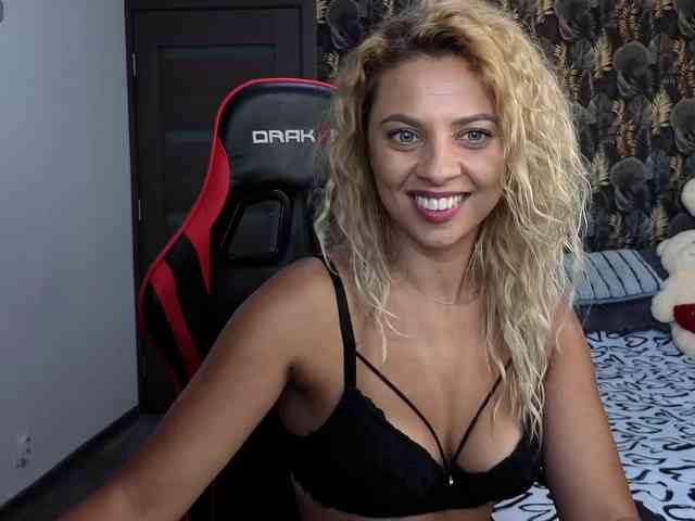 CarlaStaceeFun webcam