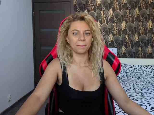 CarlaStaceeFun webcam