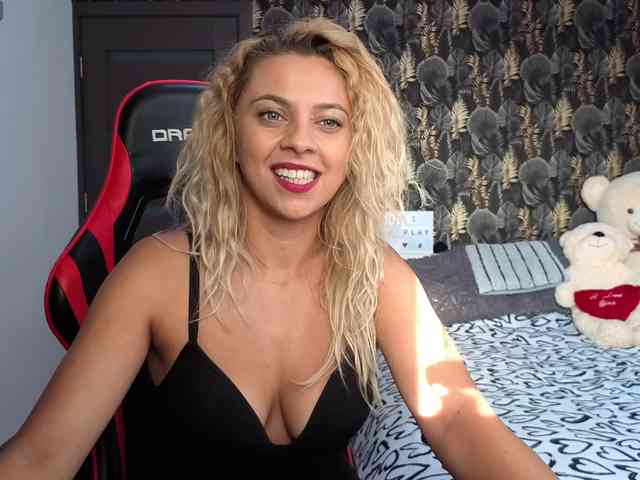 CarlaStaceeFun webcam