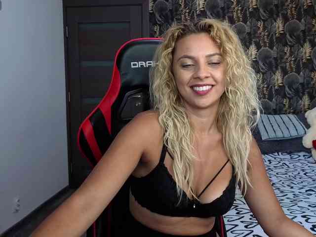 CarlaStaceeFun webcam