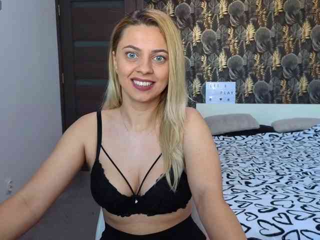 CarlaStaceeFun webcam