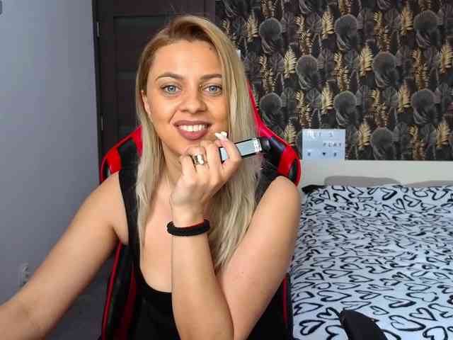 CarlaStaceeFun webcam