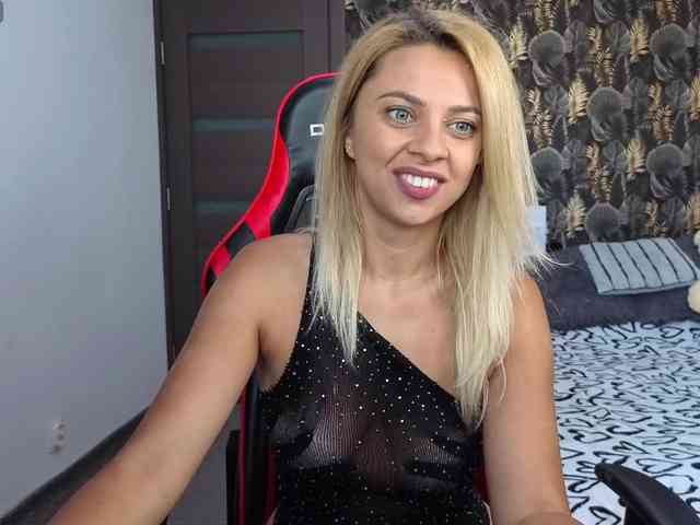 CarlaStaceeFun webcam