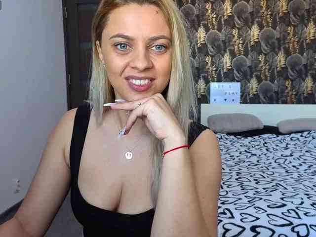 CarlaStaceeFun webcam