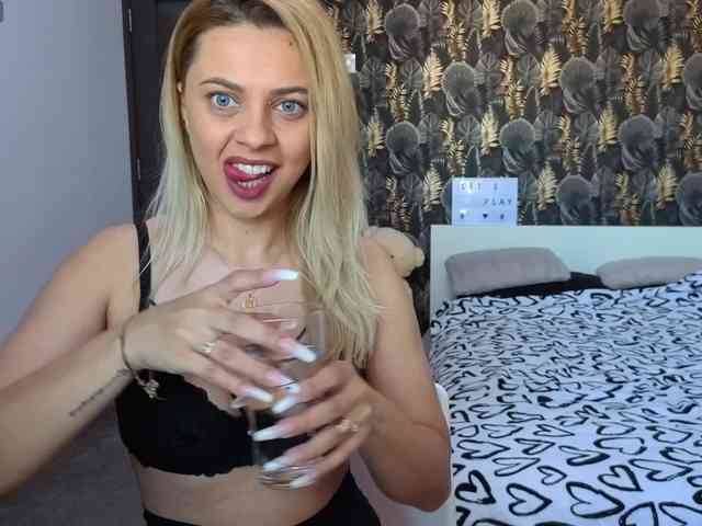 CarlaStaceeFun webcam
