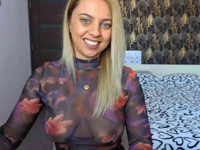 CarlaStaceeFun webcam
