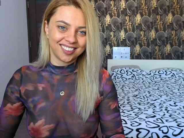 CarlaStaceeFun webcam