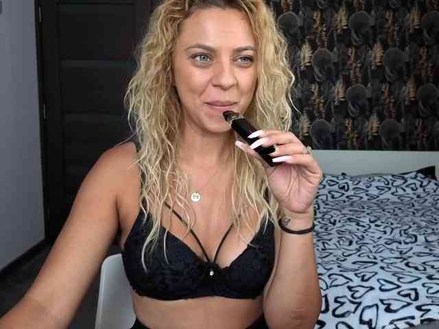 CarlaStaceeFun webcam