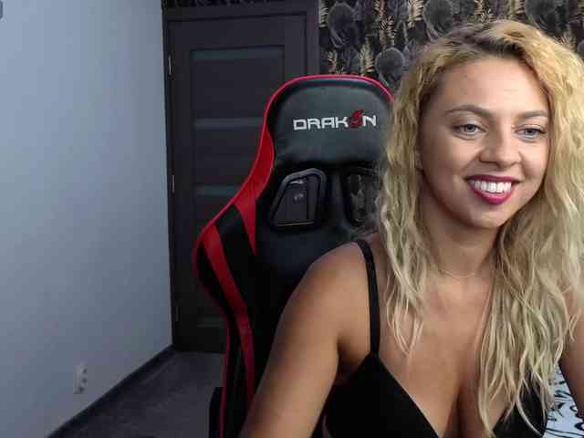CarlaStaceeFun webcam