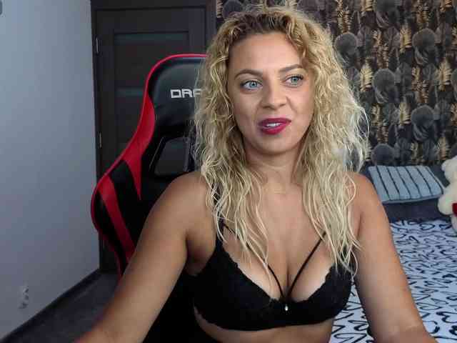 CarlaStaceeFun webcam