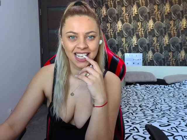 CarlaStaceeFun webcam