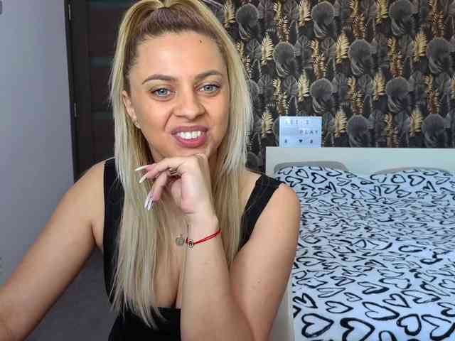 CarlaStaceeFun webcam