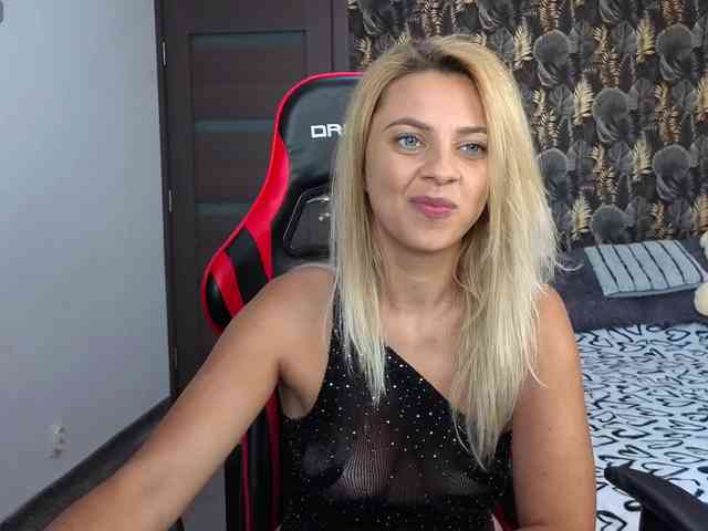 CarlaStaceeFun webcam