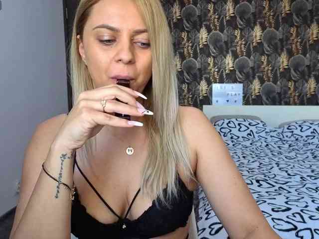 CarlaStaceeFun webcam