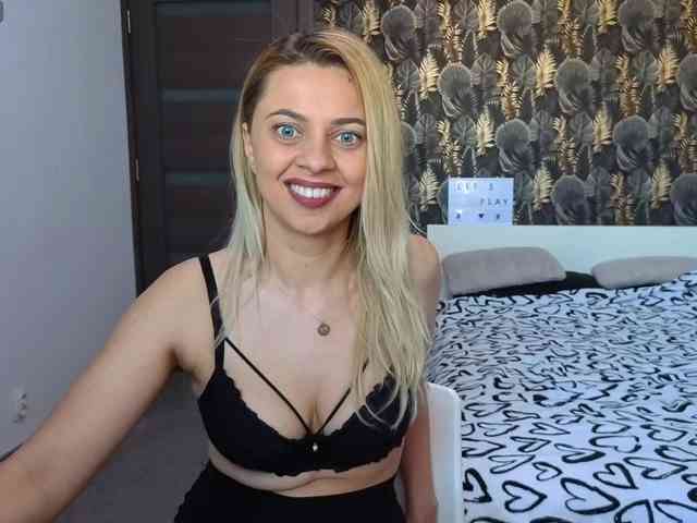 CarlaStaceeFun webcam
