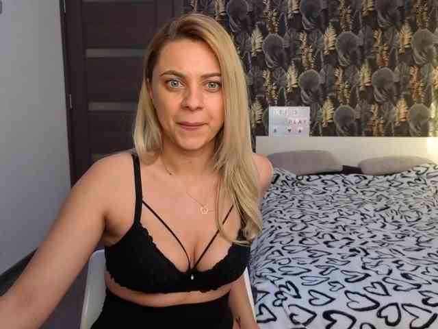 CarlaStaceeFun webcam