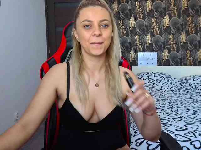 CarlaStaceeFun webcam