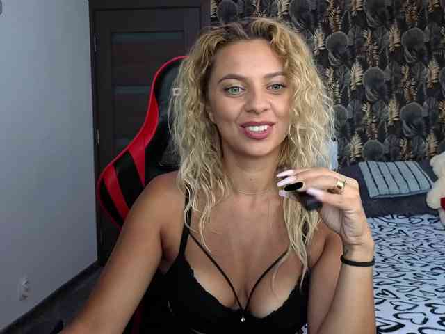 CarlaStaceeFun webcam