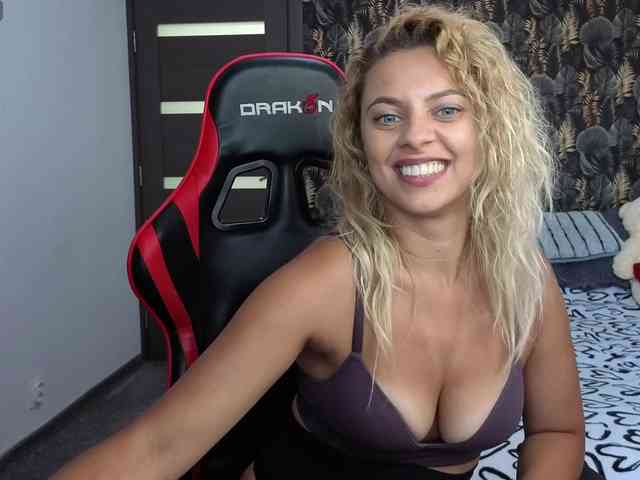 CarlaStaceeFun webcam