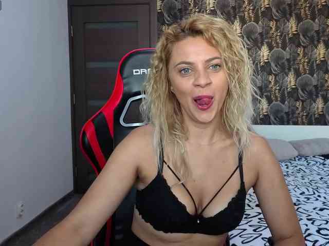 CarlaStaceeFun webcam