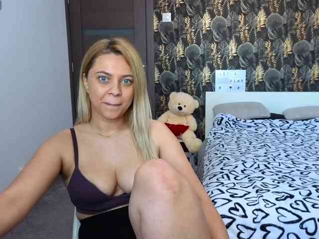 CarlaStaceeFun webcam