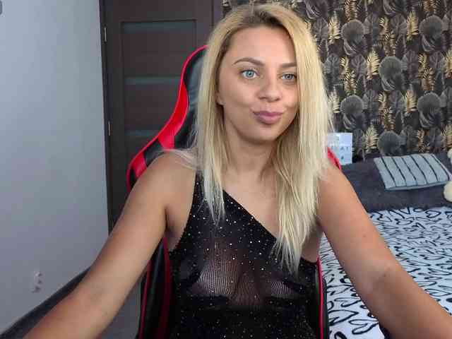 CarlaStaceeFun webcam
