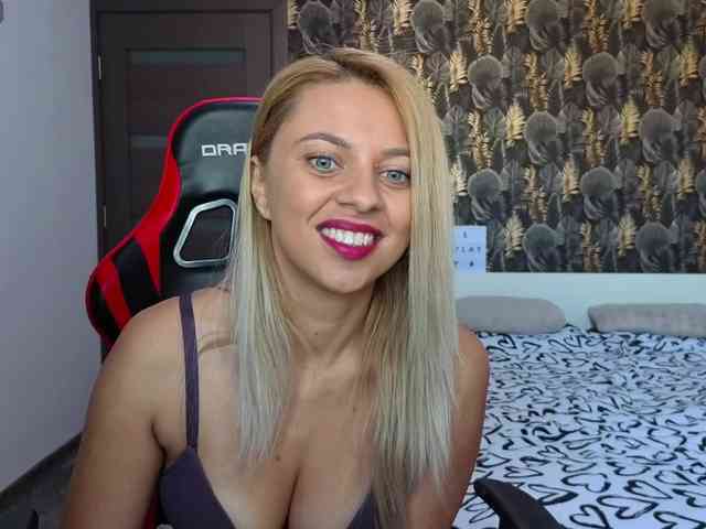 CarlaStaceeFun webcam