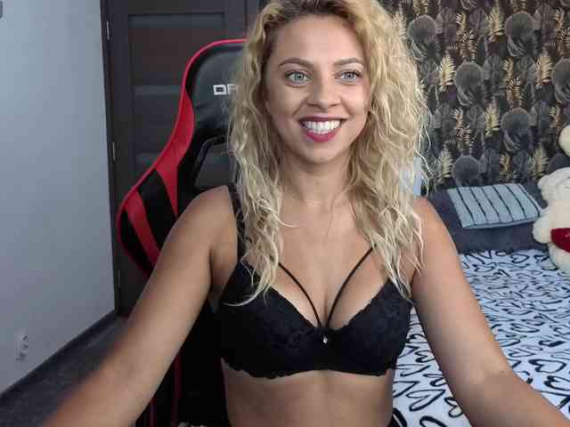CarlaStaceeFun webcam