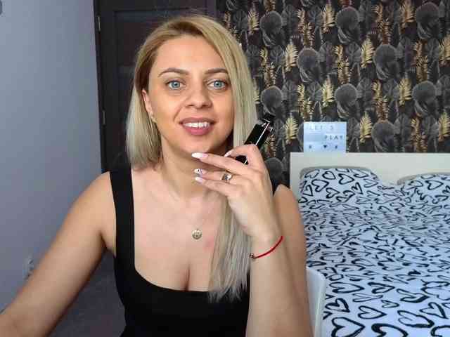 CarlaStaceeFun webcam