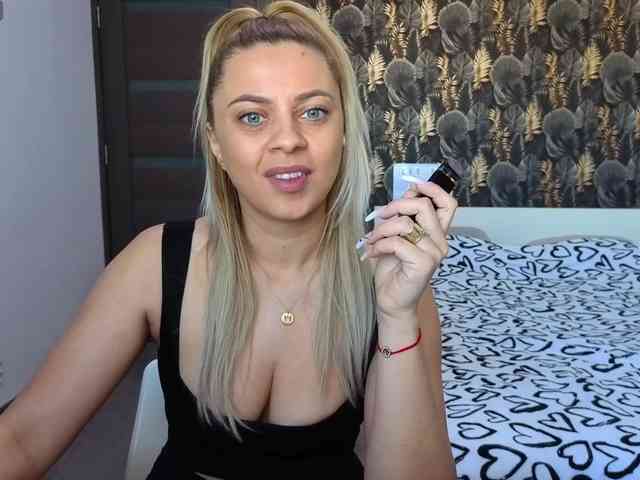 CarlaStaceeFun webcam