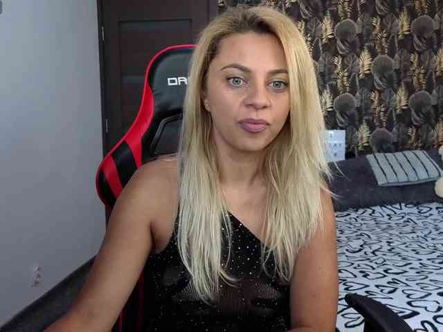 CarlaStaceeFun webcam