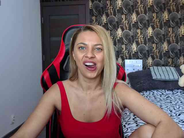 CarlaStaceeFun webcam