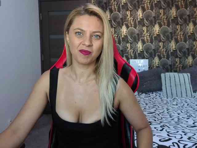 CarlaStaceeFun webcam