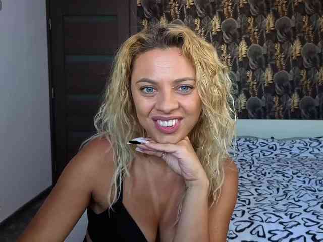 CarlaStaceeFun webcam