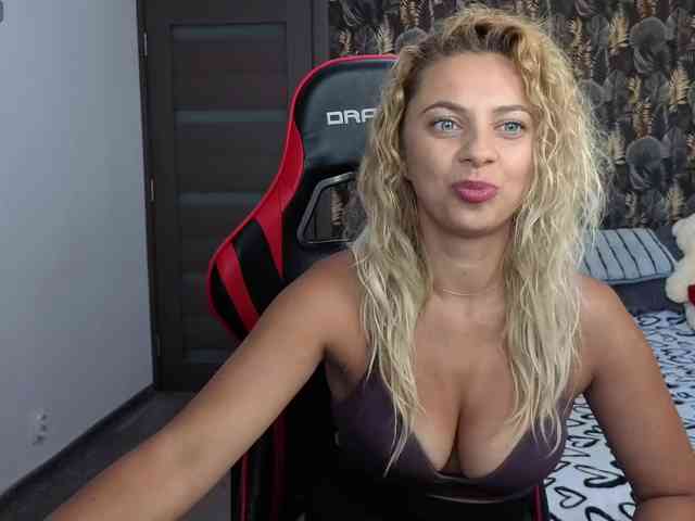 CarlaStaceeFun webcam