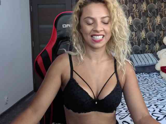 CarlaStaceeFun webcam