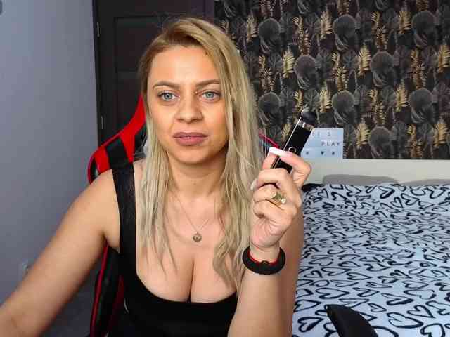 CarlaStaceeFun webcam