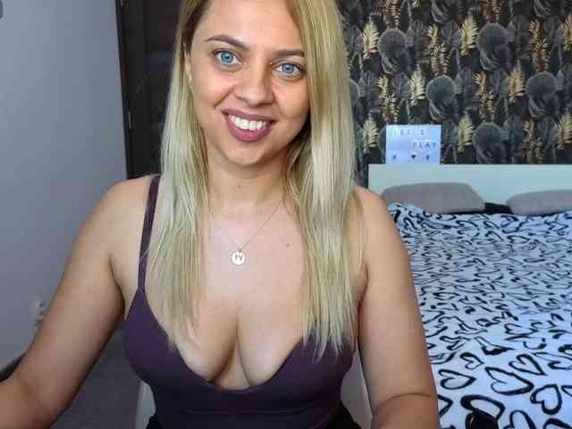 CarlaStaceeFun webcam