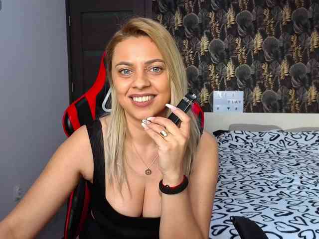 CarlaStaceeFun webcam