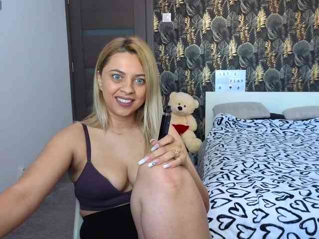CarlaStaceeFun webcam