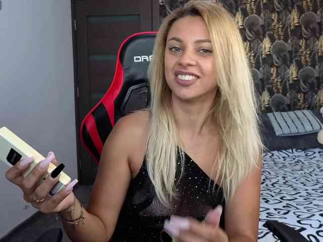 CarlaStaceeFun webcam