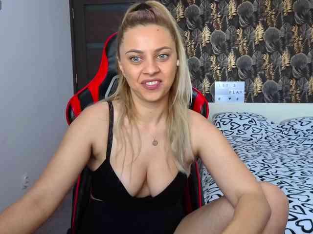 CarlaStaceeFun webcam