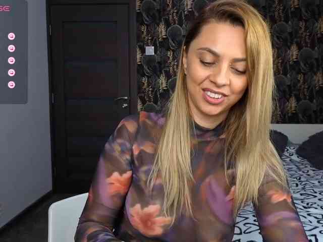 CarlaStaceeFun webcam