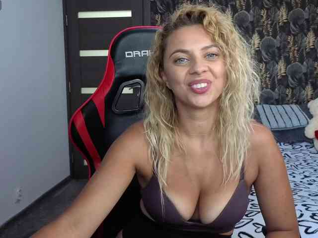 CarlaStaceeFun webcam
