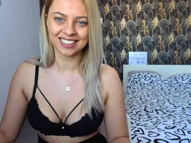 CarlaStaceeFun webcam