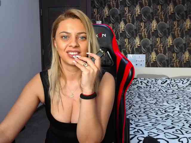 CarlaStaceeFun webcam