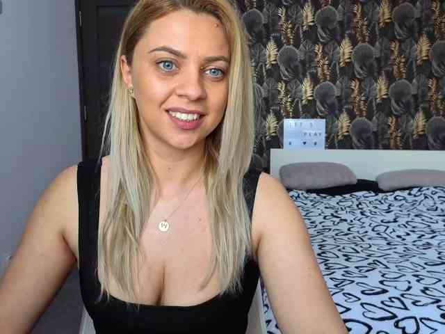 CarlaStaceeFun webcam